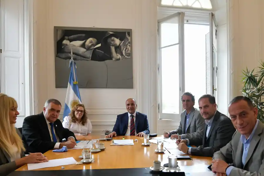 FIRMA DEL CONVENIO. Manzur, Jaldo y Katopodis, entre otros funcionarios, participaron de la reunión en la Casa Rosada. Foto: Prensa Gobernación