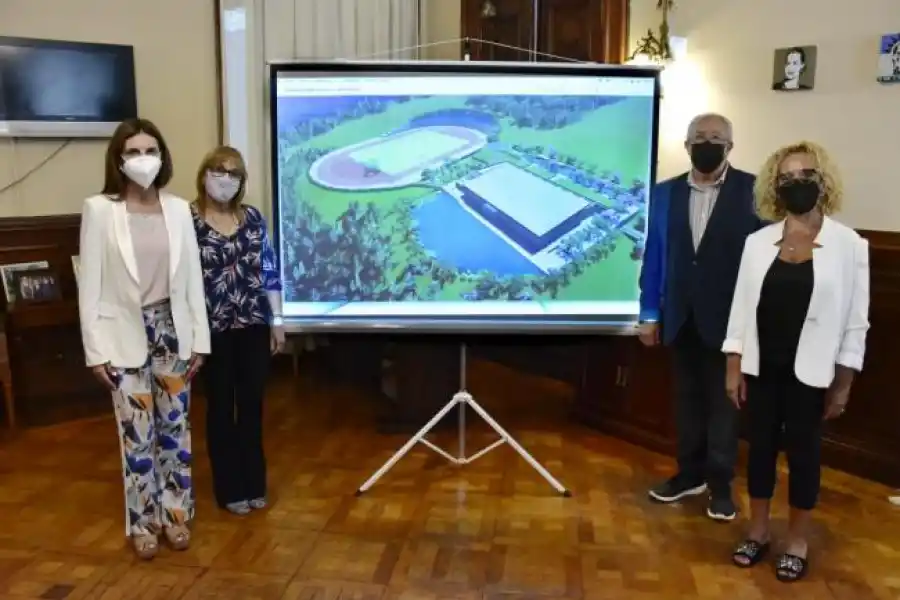 Funcionarios e la presentación del proyecto