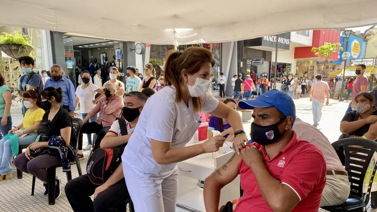 OPERATIVO EN EL CENTRO. Tucumanos asisten a un nodo de vacunación. Foto: Prensa Siprosa