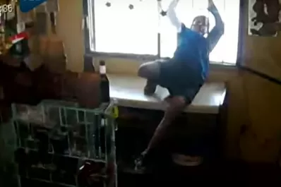 Video: ingresó a través de la reja de una ventana y robó dinero de un almacén