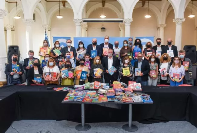 Los ministros de Educación celebran que se distribuirán libros en todo el país. 