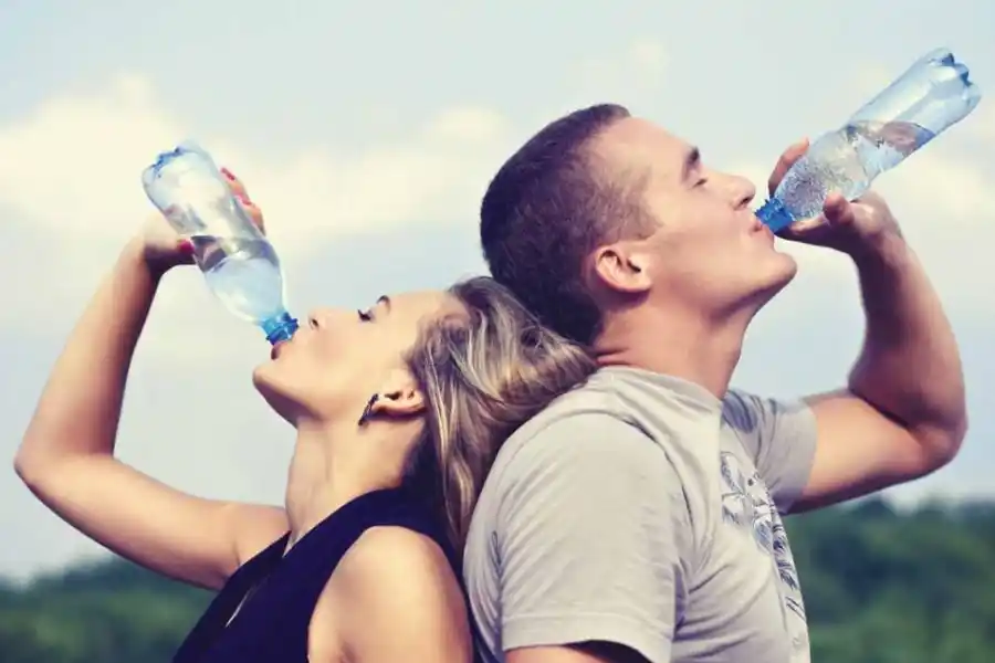 HIDRATARSE. Hay que tomar agua o alguna bebida aún sin sentir sed. 