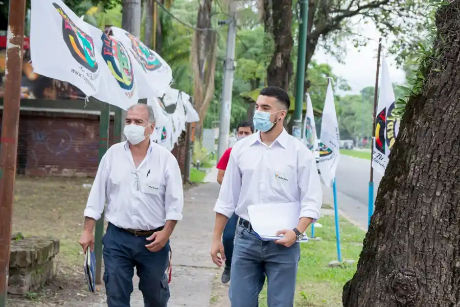 EN YERBA BUENA. Inspectores municipales recorren locales de venta de artículos de pirotecnia. Foto: Prensa Yerba Buena