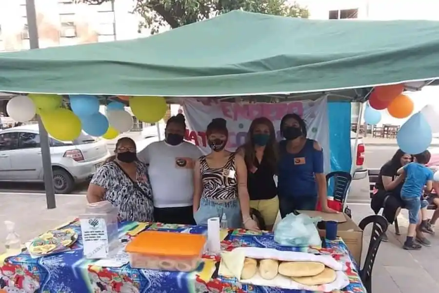 CODO A CODO. Voluntarios del merendero Mate Cocido de Tafí Viejo organizan un evento solidario esta tarde / FOTO Evelyn Sosa.