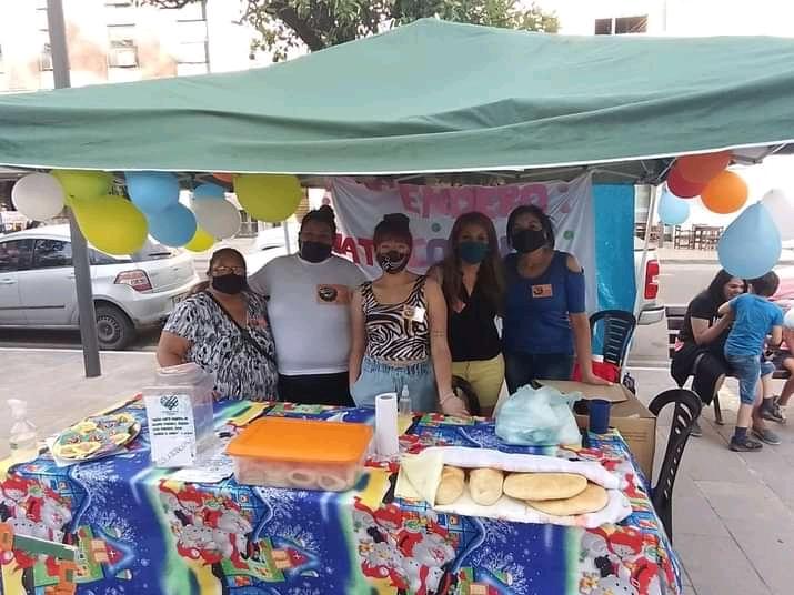 CODO A CODO. Voluntarios del merendero Mate Cocido de Tafí Viejo organizan un evento solidario esta tarde / FOTO Evelyn Sosa.
