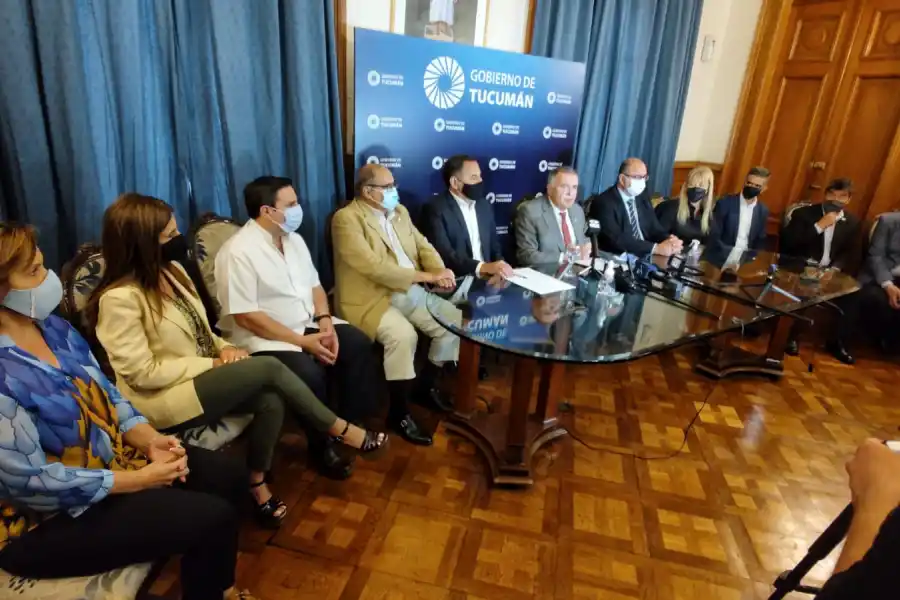 EN CASA DE GOBIERNO. Jaldo transmite los informes que recibió de la firma EDET. Foto: prensa Gobernación