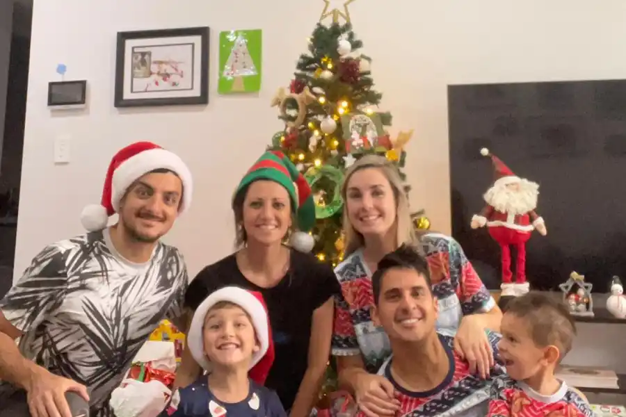 EN FAMILIA. Sabrina Locano trata de mantener las tradiciones navideñas a pesar de estar lejos de casa.