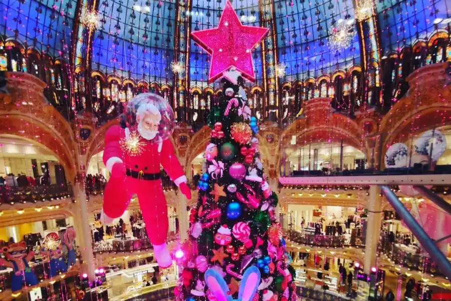 FRANCIA. Decoración galerías Lafayette.