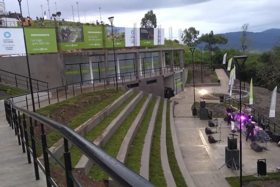 TURISMO. Un remozado Cristo ya bendice el Gran San Miguel de Tucumán.