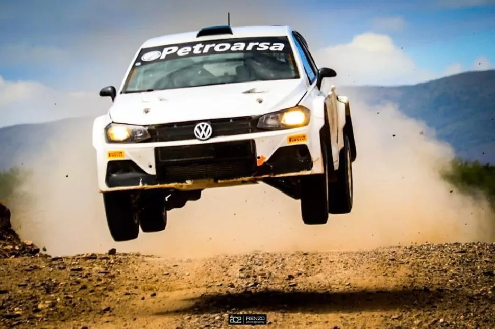 ALTO VUELO. Gerónimo Padilla, a bordo de su VW Polo, logró el tan ansiado título en Rally Nacional en la Categoría RC2B, que le fue esquivo en 2017 y 2018 cuando logró sendos subcampeonatos. 