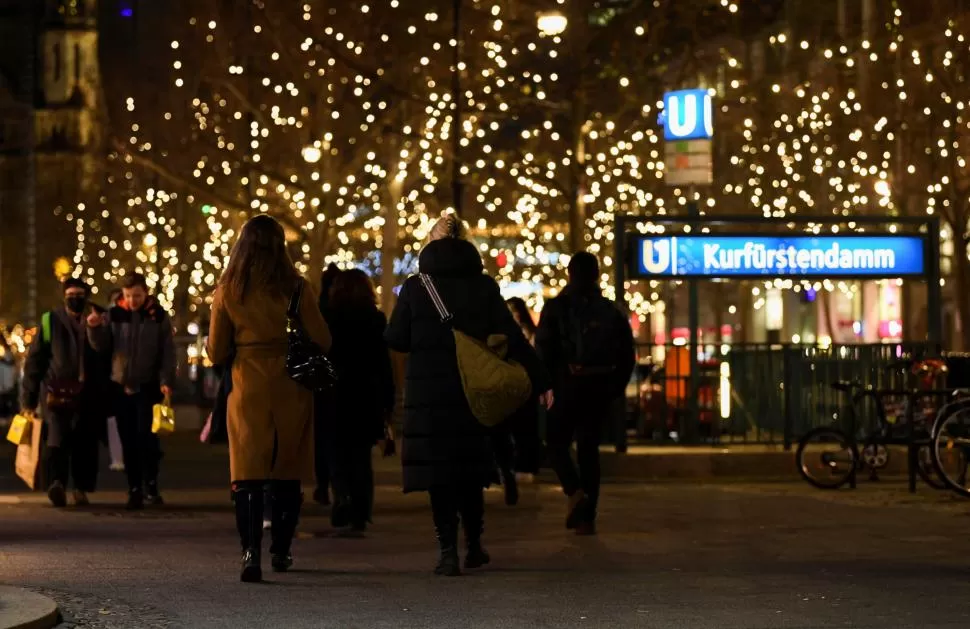 ÚLTIMO DÍA DE COMPRAS. La última jornada antes del 25 de Diciembre, el mercado navideño de Kurfuerstendamm, en Berlín, se llenó de paseantes y clientes. 