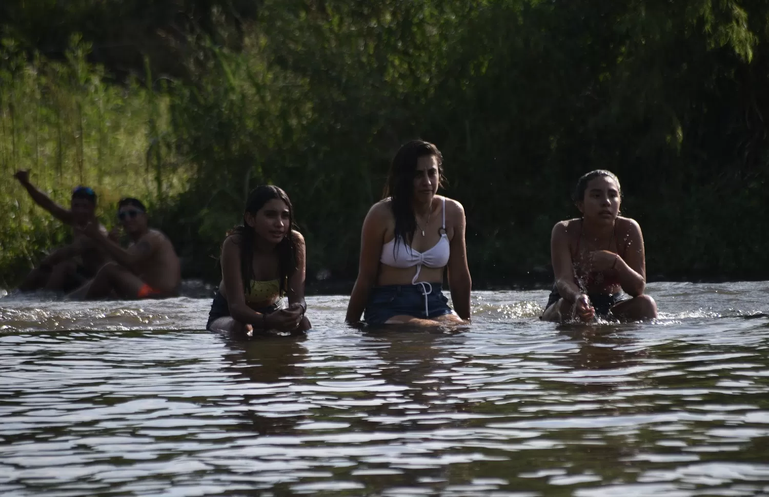 BAJO EL SOL. Tres mujeres se refugian del calor en el río Marapa.