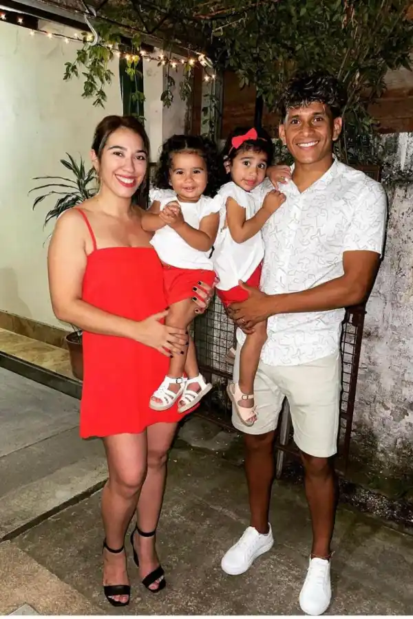 FOTO FAMILIAR. Lucas junto a su esposa Laura y sus hijas Martina e Isabella. 