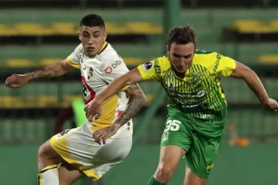 BUEN PIE. Larralde es un volante interesante.