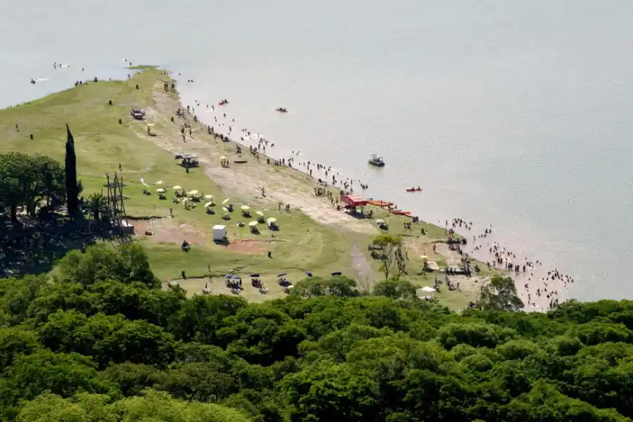 DESDE LAS ALTURAS. Una postal de lo que fue ayer la jornada de descanso y de relajación de los tucumanos en una las zonas de mayor convocatoria en el dique Celestino Gelsi. La temperatura estuvo por encima de los 30 grados y la jornada estaba ideal para nadar, bajo el control de guardavidas.