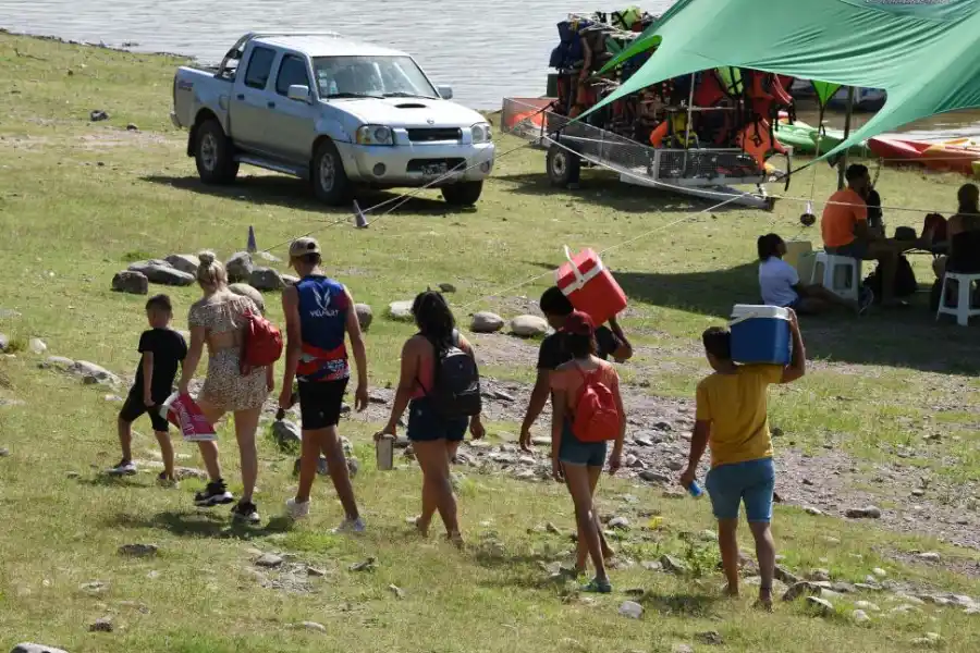 CAMINATAS. Los más jóvenes encuentran en El Cadillal un punto de reunión para compartir el verano al aire libre, en un período de recomendaciones sanitarias por la pandemia de la Covid-19.