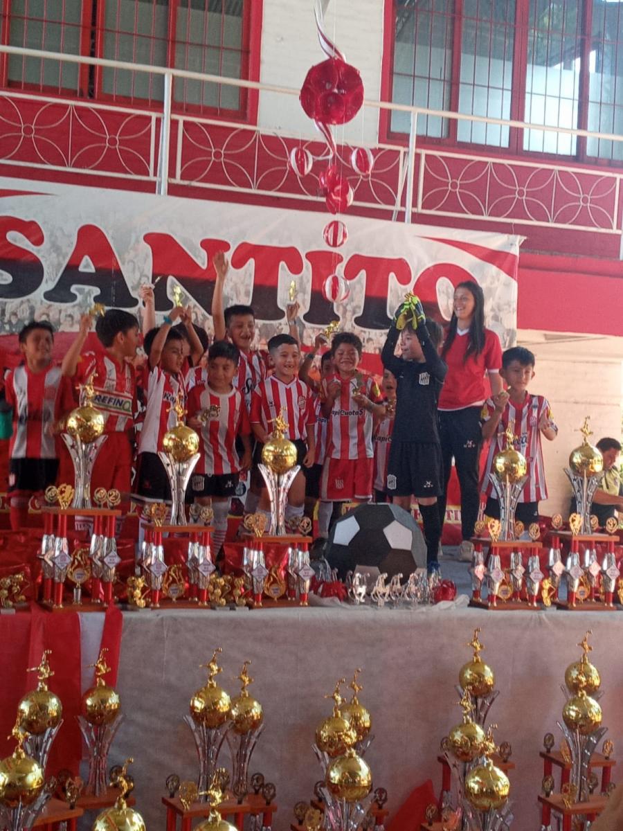COMO UN NIÑO MÁS. Ana Paula festeja con sus niños de la 2014 de los Santitos. “Me apasiona la docencia”, comentó.  