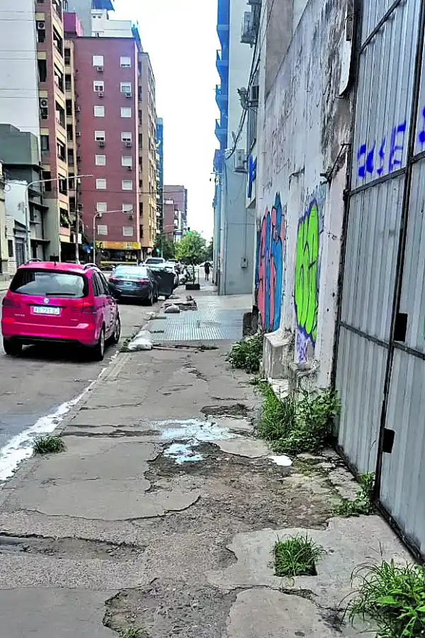 Trampa en la vereda en Chacabuco al 400