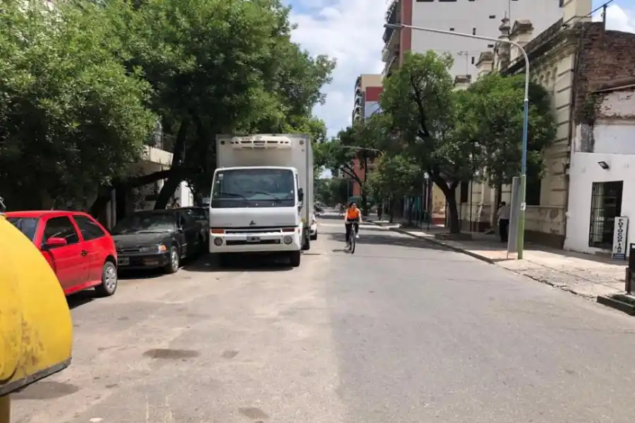 Trampa en la vereda en Chacabuco al 400