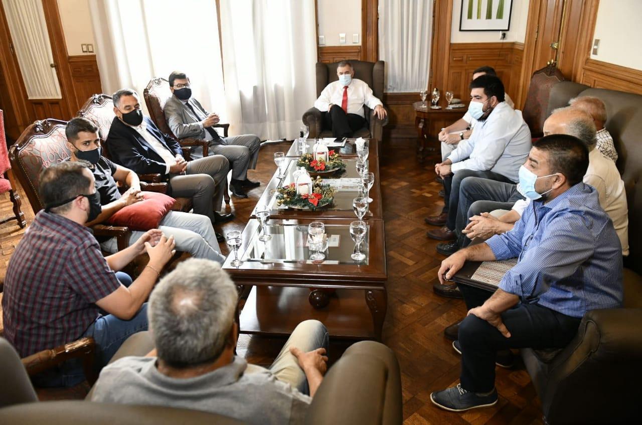 EN CASA DE GOBIERNO. Jaldo, junto a funcionarios, recibió a los representantes del sector del transporte para turistas. Foto: Prensa Gobernación
