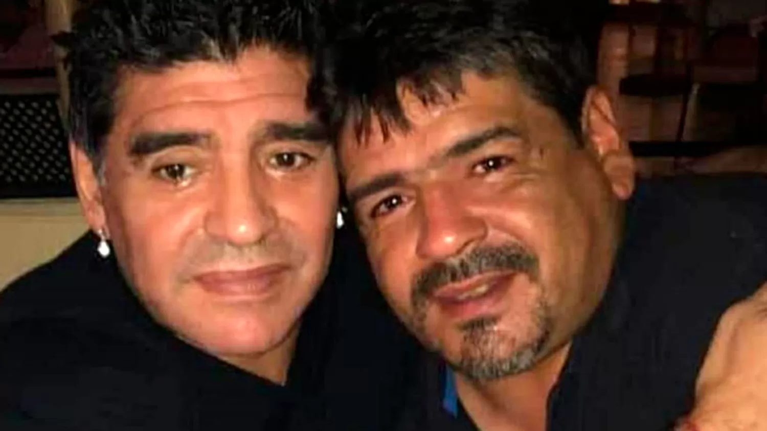 HERMANOS. Diego (izquierda) y Hugo Maradona compartieron la pasión por el fútbol.