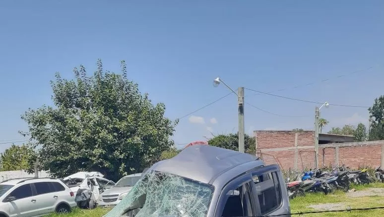 HECHA AÑICOS. Así quedó la camioneta Volkswagen Amarok que conducía Fernández luego del choque.