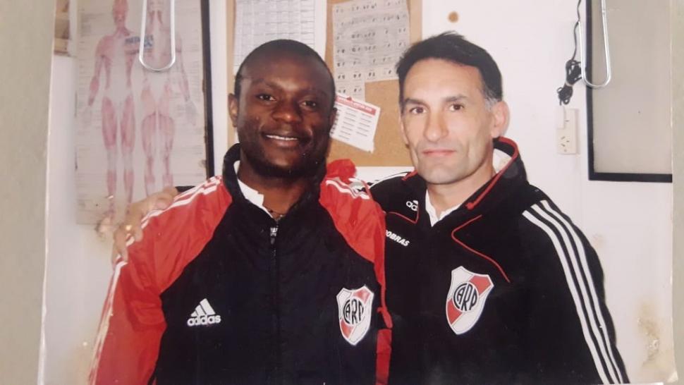 CON EL DIPLOMA DE DT. Claude aparece junto a Néstor Rodríguez y “Cacho” Sosa, de la Asociación de Técnicos.  
