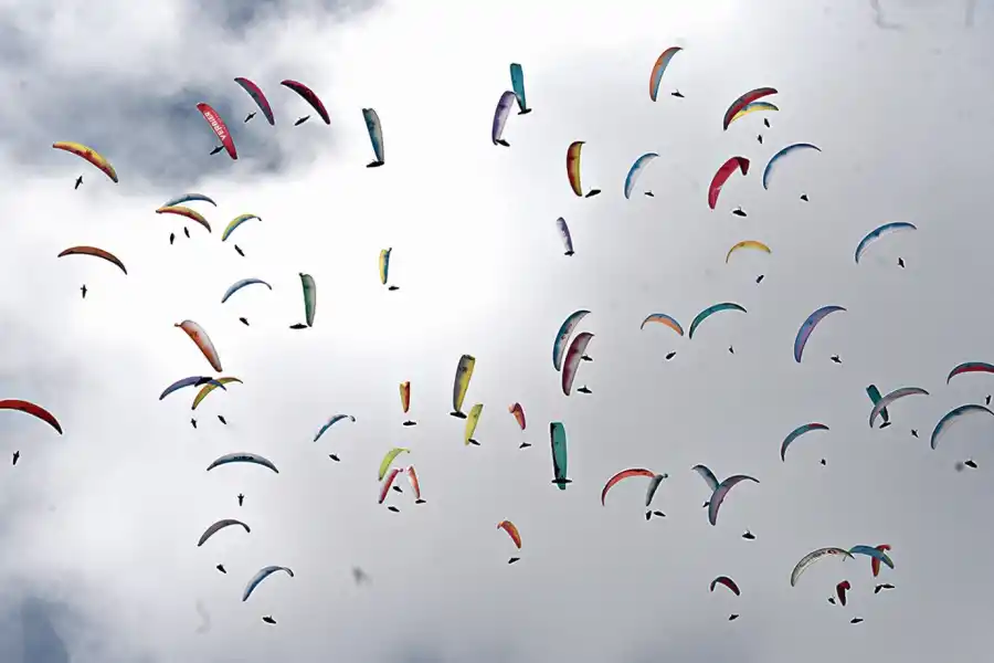 CALEIDOSCOPIO EN EL CIELO. Una imagen extraordinaria del Mundial de parapente organizado en Tucumán.