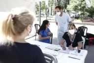 Hoy habrá vacunación y testeos en la plaza Independencia: ¿Qué pasará el 31 y el 1?