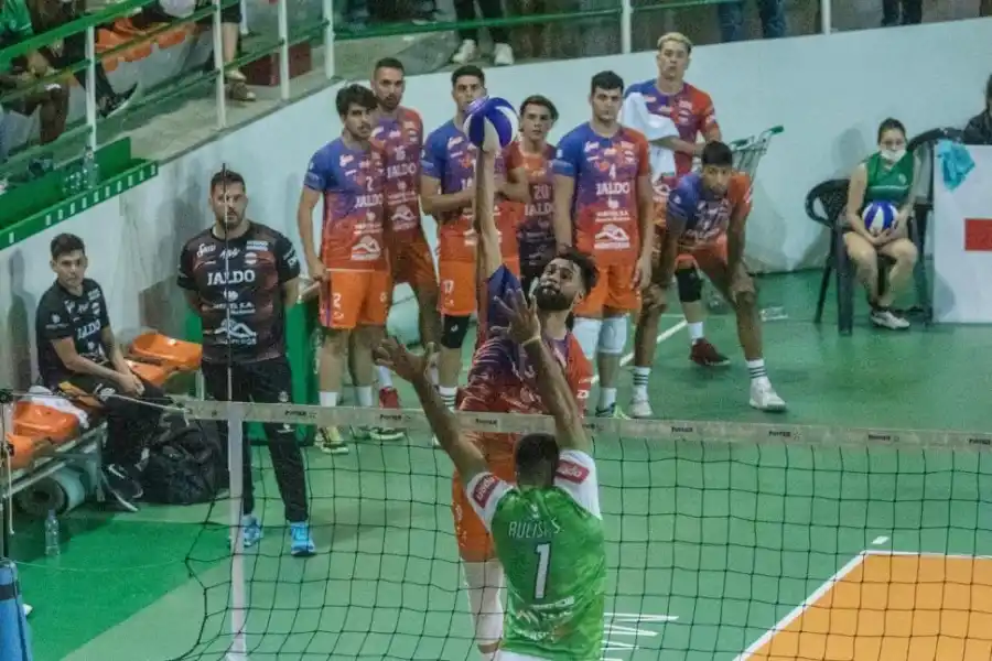 REMATE. “Flaco” conecta la pelota, un rival intenta bloquear el potente golpe. 