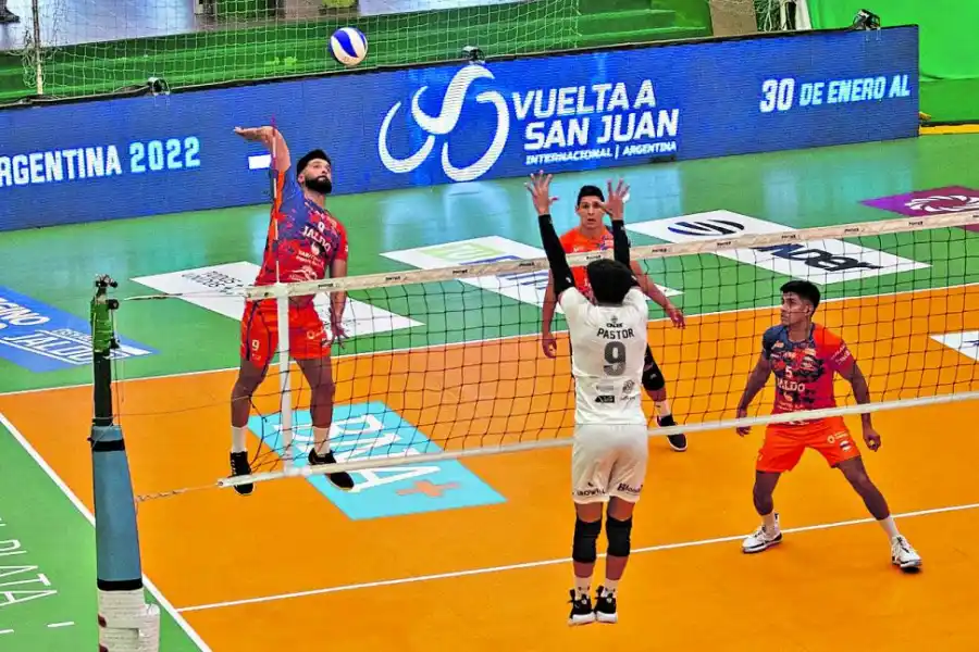 ALTURA. Lucas, de 199 cm, se inició en Social. Hoy en Monteros Voley.