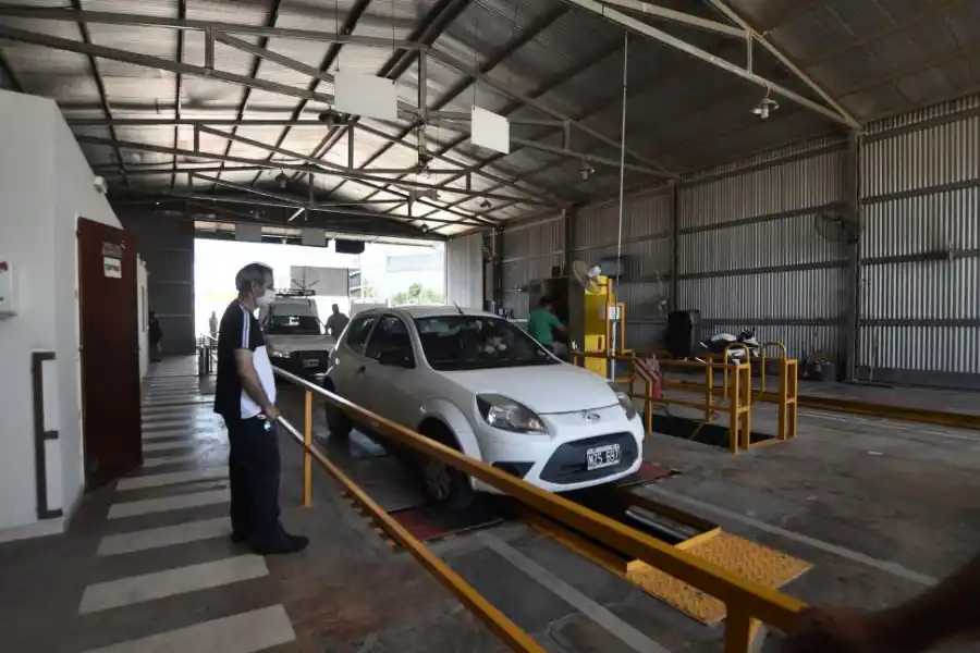 EN EL RODILLO. El control de los frenos es uno aspecto central del test.  