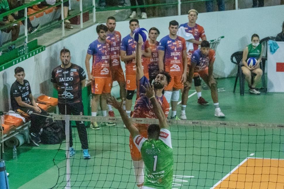 REMATE. “Flaco” conecta la pelota, un rival intenta bloquear el potente golpe. 
