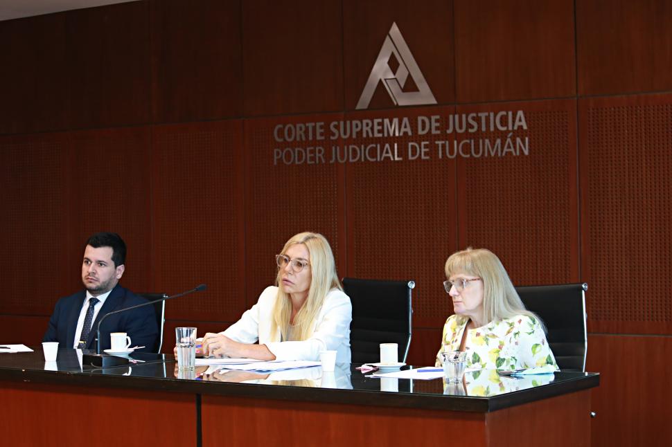 EL TRIBUNAL. Los jueces Raúl Cardozo, Fernanda Bähler (presidenta) y Wendy Kassar en la jornada final del juicio. la ga eta / fotos de juan pablo sánchez noli