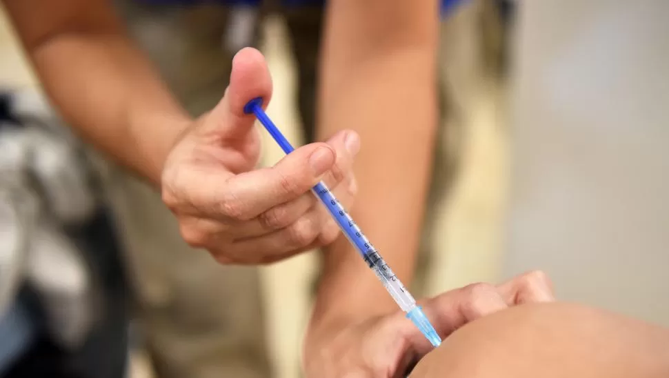 INMUNIZACIÓN. Un enfermero coloca la primera dosis de una vacuna contra la covid-19. Archivo LA GACETA / FOTO DE INÉS QUINTEROS ORIO