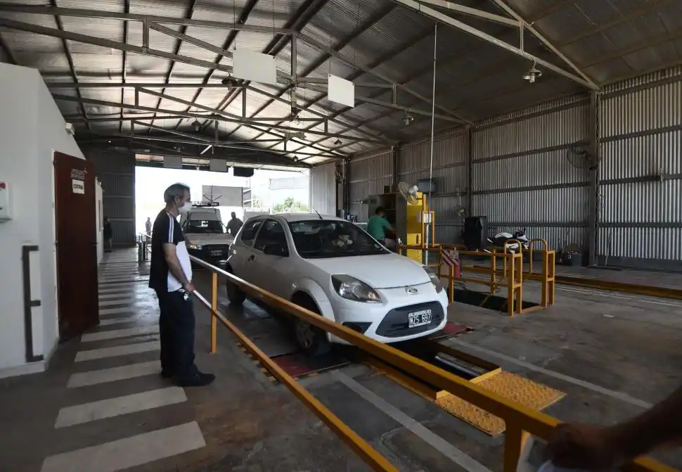 EN EL RODILLO. El control de los frenos es uno aspecto central del test.  