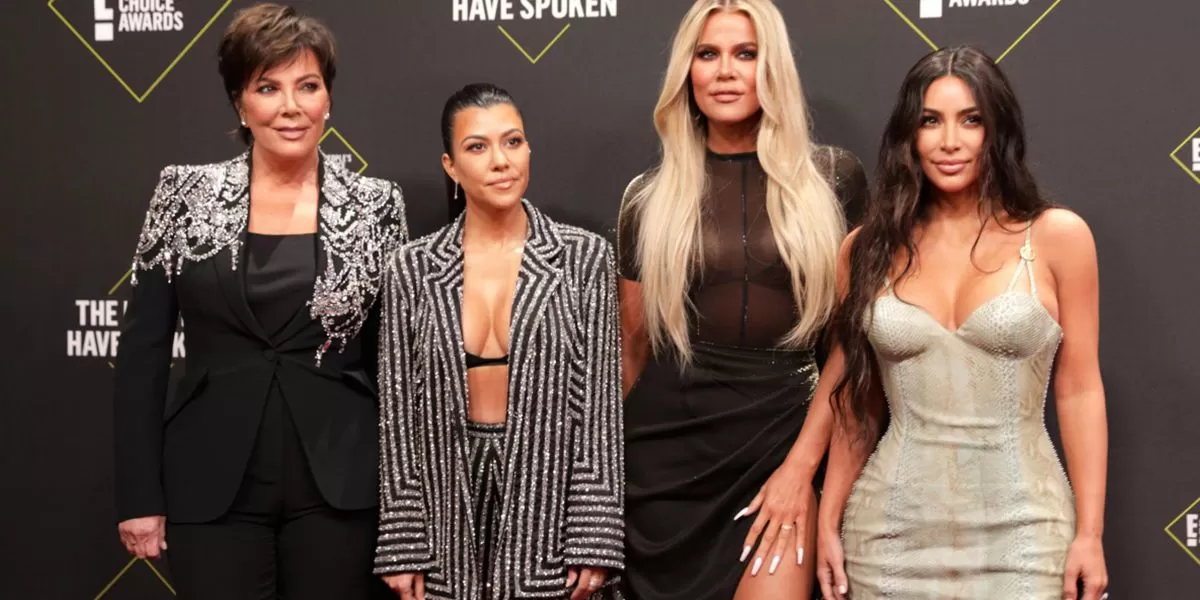 Kris Jenner, Kourtney Kardashian, Khloe Kardashian y Kim Kardashian durante una gala.