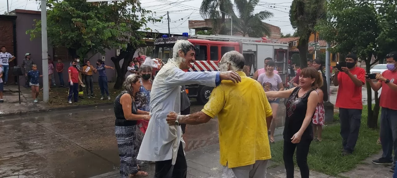 FESTEJOS. Gabriel Villafañe es bombero voluntario y se recibió de médico. Fotos: GENTILEZA GABRIEL VILLAFAÑE