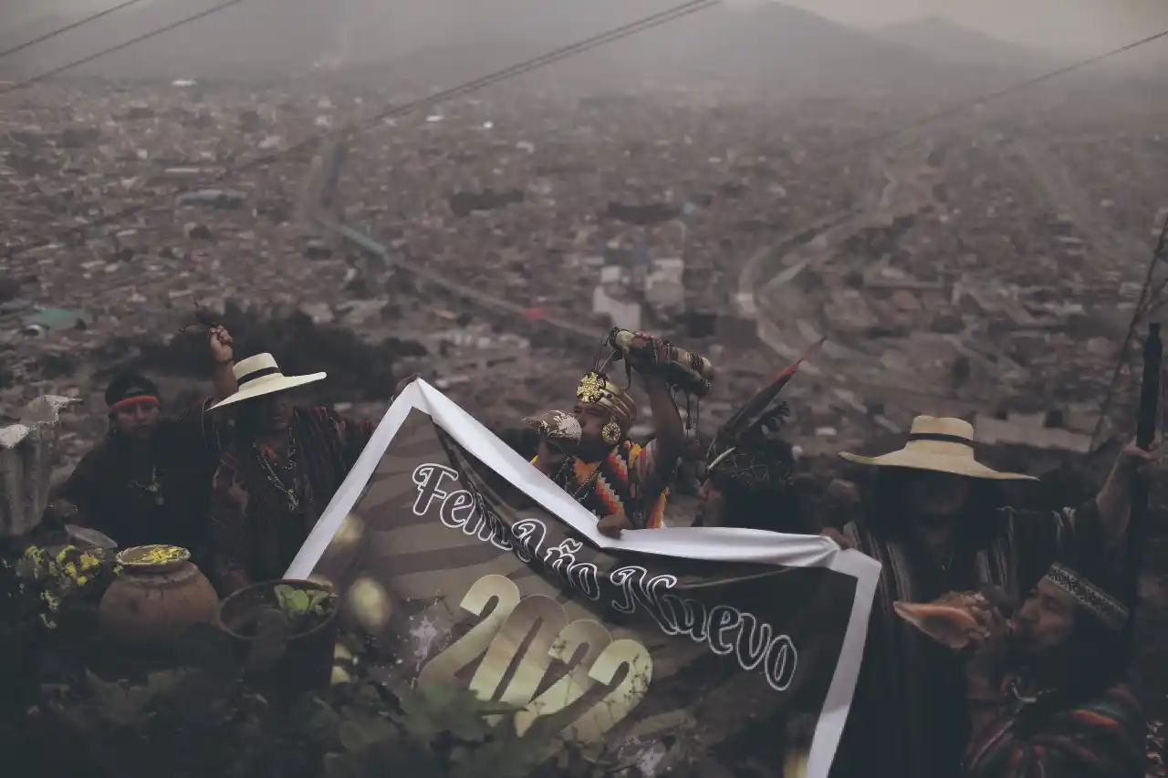 Así despiden en el mundo al segundo año de la peste