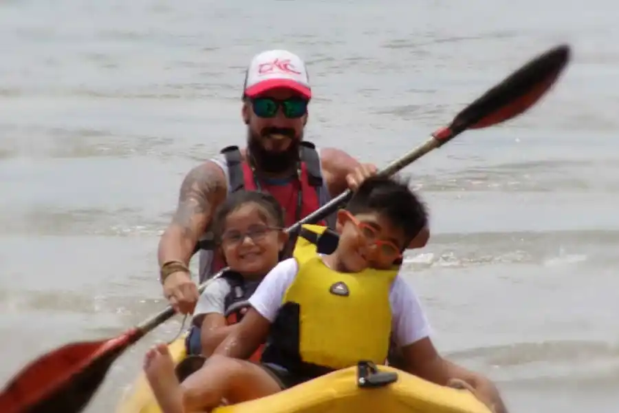 CONTENIDOS. Los profesores guian a los niños antes de dejarlos solos al mando de la embarcación.