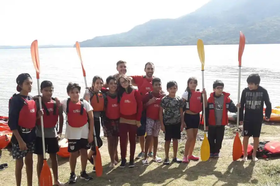 SEMILLERO. Budeguer (segundo parado atrás) coordina las actividades en la zona de la playa de el dique