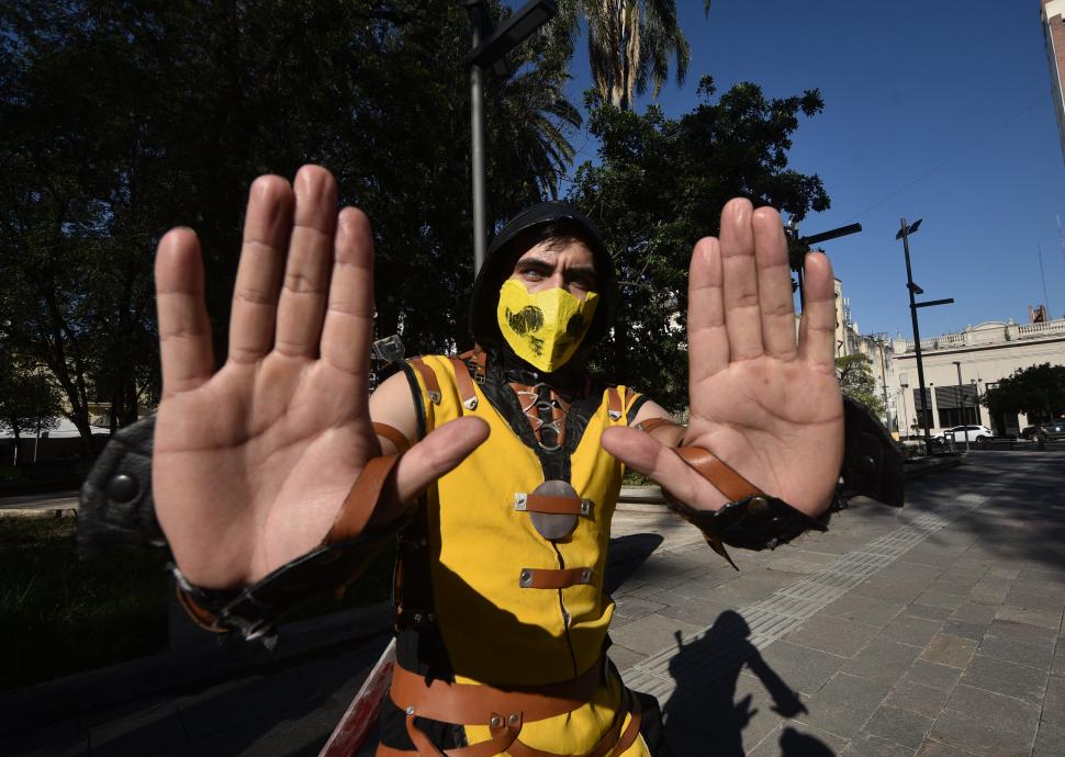 TEMIDO. Scorpion (del videojuego Mortal Kombat), uno de los personajes más icónicos de la ciencia ficción, en la juntada solidaria y listo para las fotos.  