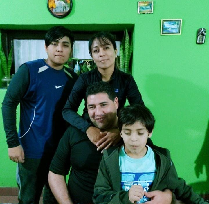 BIENESTAR. María Romina Cáceres, con su esposo y sus hijos, dijo que usará el dinero para mejorar su salud y pagar algunas deudas.
