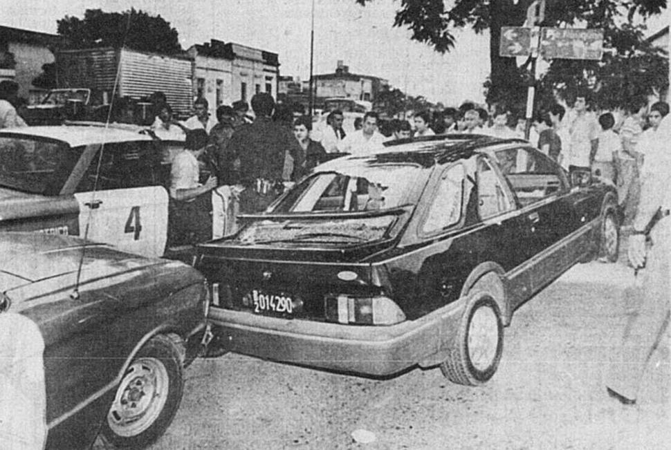 ACRIBILLADO. El estado en el que quedó el Ford Sierra después de haber sido baleado en el ataque ocurrido el 31 de diciembre de 1986.