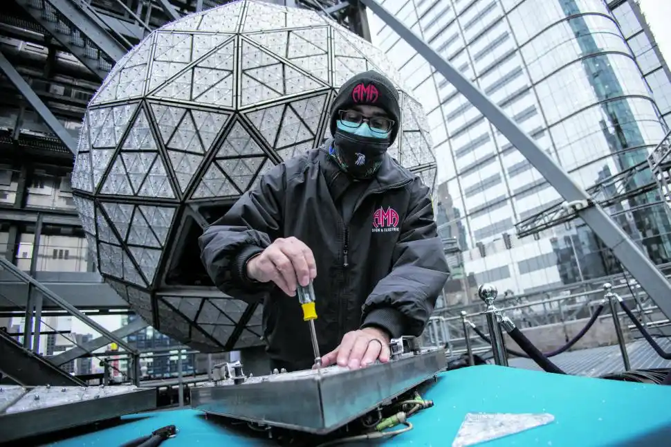 FIESTA. En Stoke-on-Trent, en el centro de Inglaterra, las ganas de celebrar le ganan a la pandemia y ya hay carteles invitando a bailar “toda la noche”. 