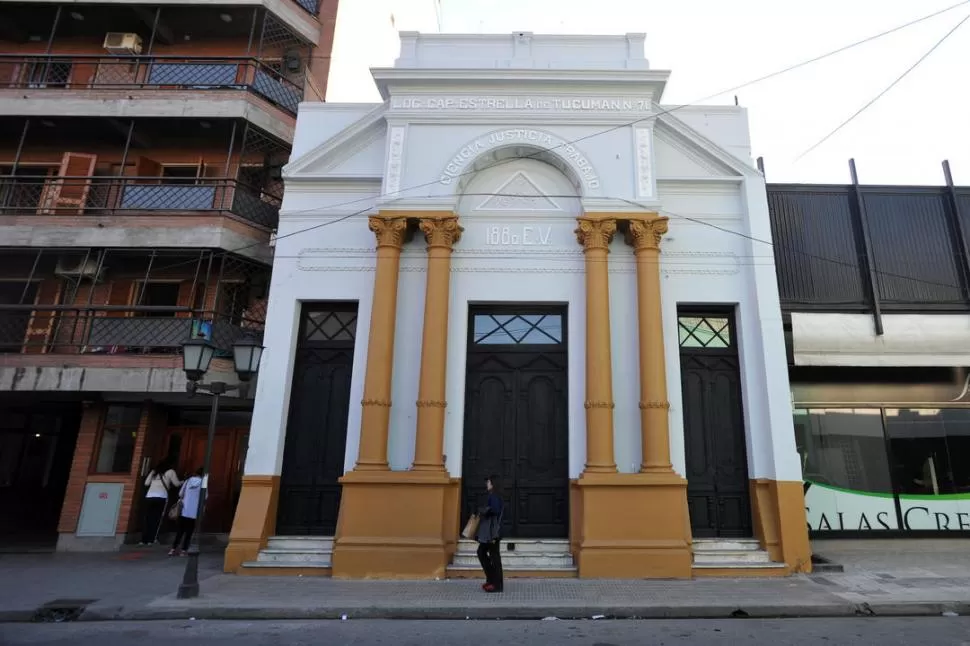 EN TUCUMÁN. La tradicional sede en la que funcionan las logias locales, en 9 de Julio al 300.