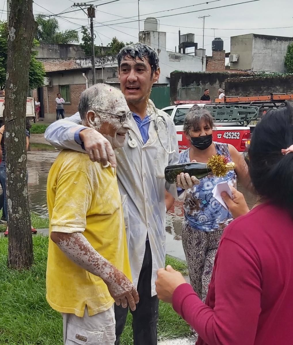 FESTEJOS. Gabriel Villafañe es bombero voluntario y se recibió de médico. Foto : GENTILEZA GABRIEL VILLAFAÑE
