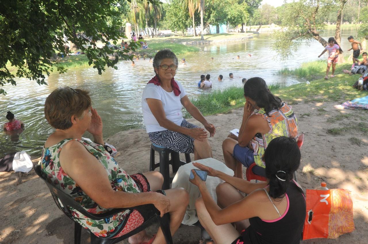 BAJO LOS ÁRBOLES. Dentro de muchas casas el calor se tornó insoportable. El parque fue un oasis para muchas tucumanas.