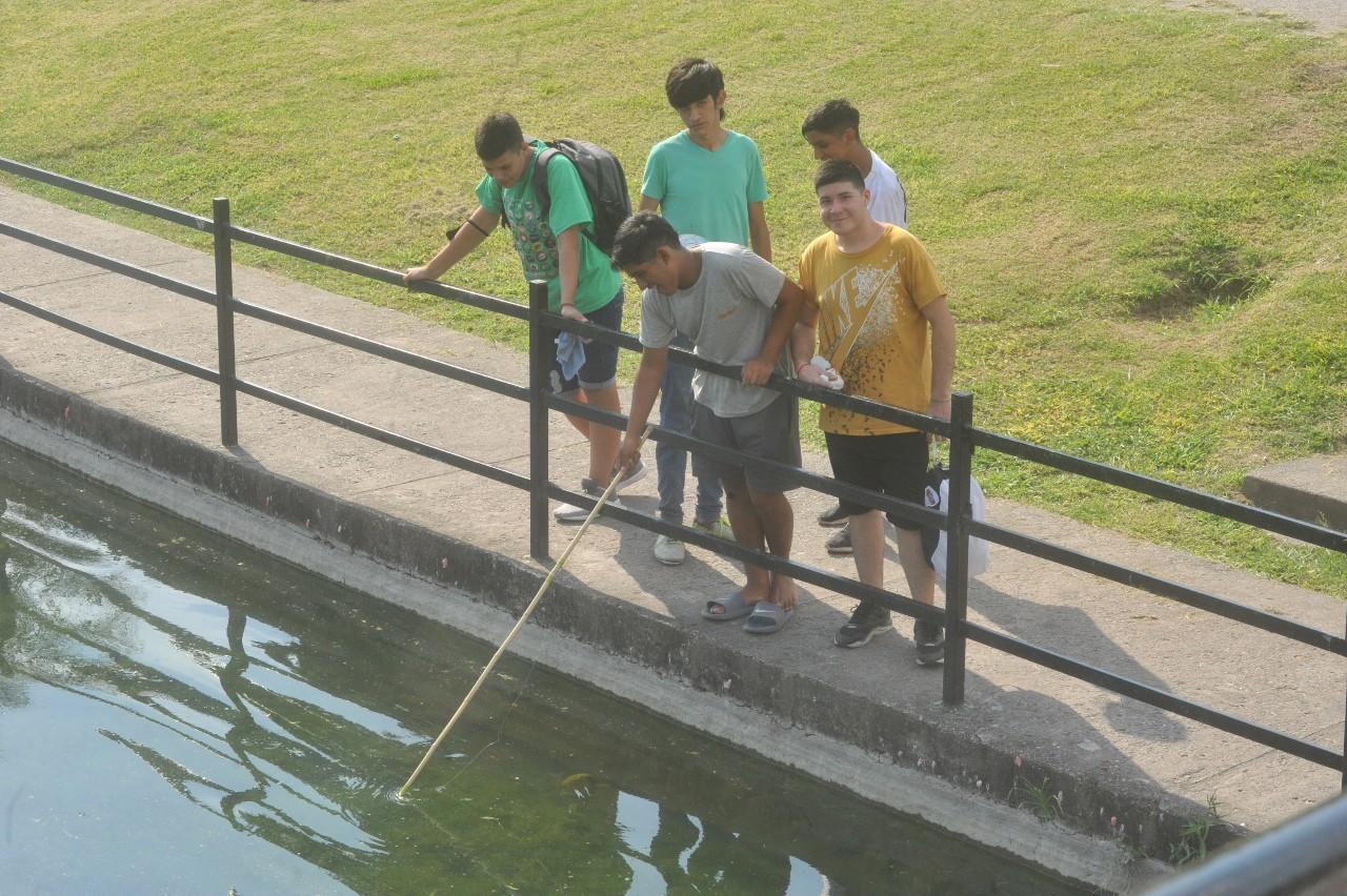 ¿HAY PIQUE? El “mojarrero” fue un instrumento para “matar el tiempo” que varios jóvenes llevaron hasta el lago.