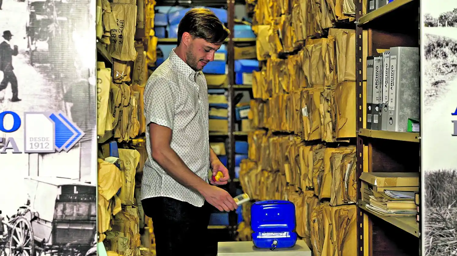 UN NOKIA Y UNA BOLA DE POOL. El músico Leandro Robin con sus objetos. 